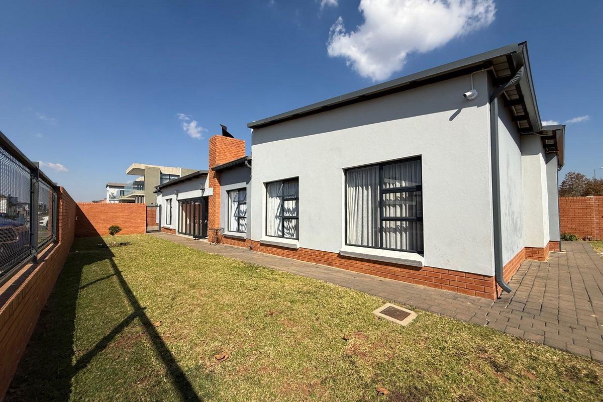 Immaculate Single-Level Home on a Prime Corner Stand - Photo 3