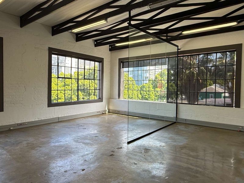 115m2 office with great natural light and views to let - Photo 2