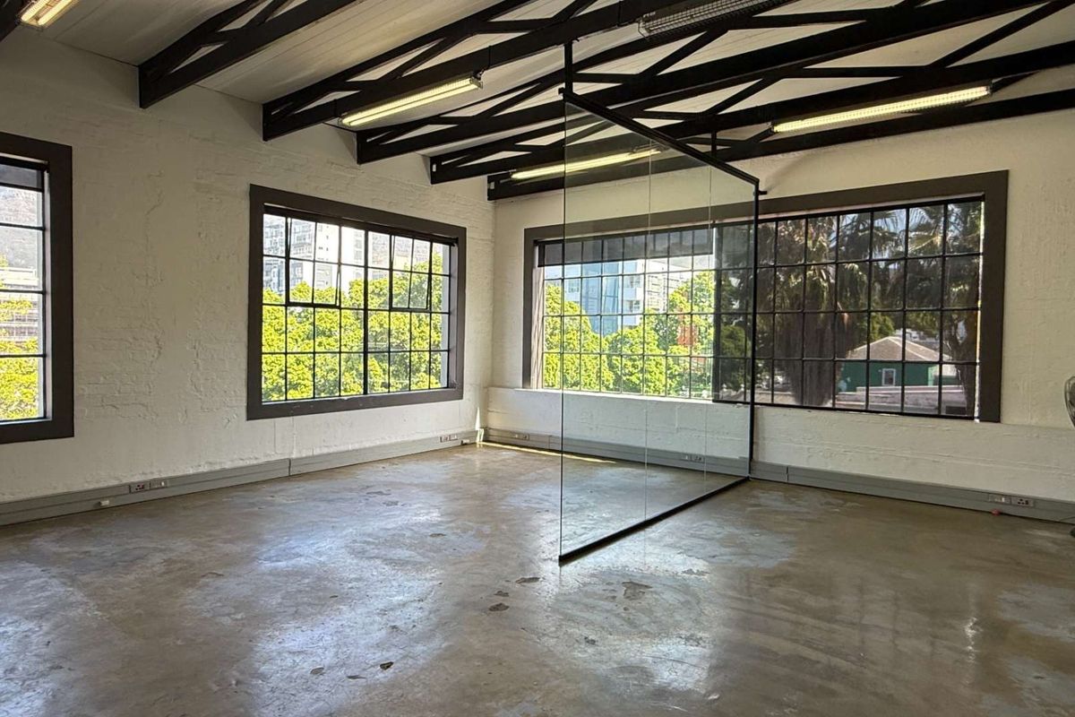 115m2 office with great natural light and views to let - Photo 2