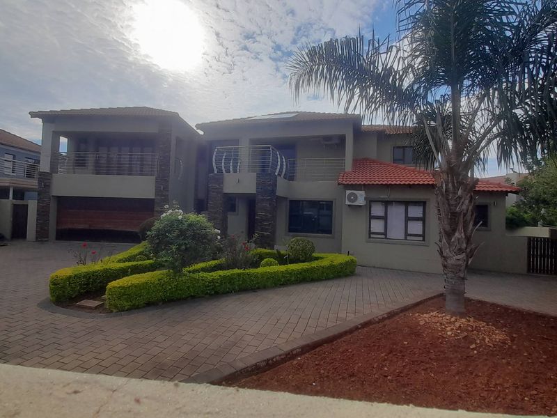 Birdwood Estate: A Modern Sanctuary - Photo 2