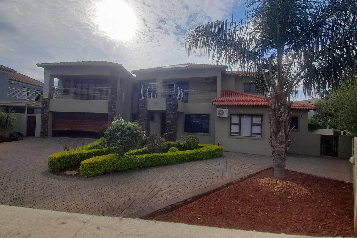 Birdwood Estate: A Modern Sanctuary - Photo 2