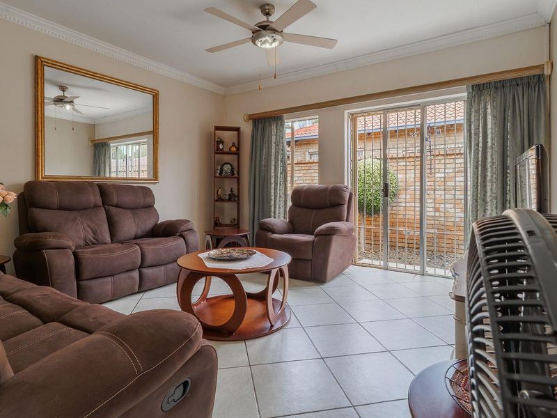 Four bedroom duet with study and potential fifth bedroom - Moreleta Park - Photo 3