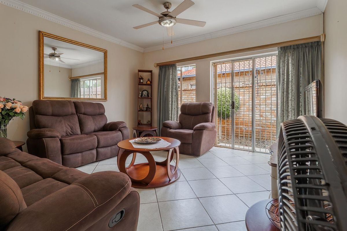 Four bedroom duet with study and potential fifth bedroom - Moreleta Park - Photo 3