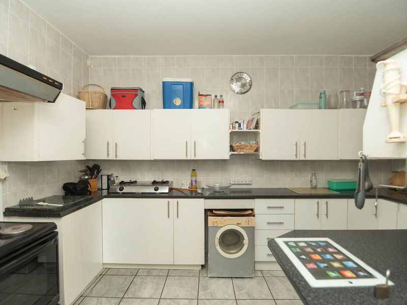 Spacious 3 Bedroom Duplex with Private Garden & Pet-Friendly Living - Photo 8