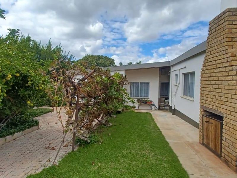 OLYMPIA - Versatile Family Home with Flat & Indoor Pool N$4 990 000 - Photo 5