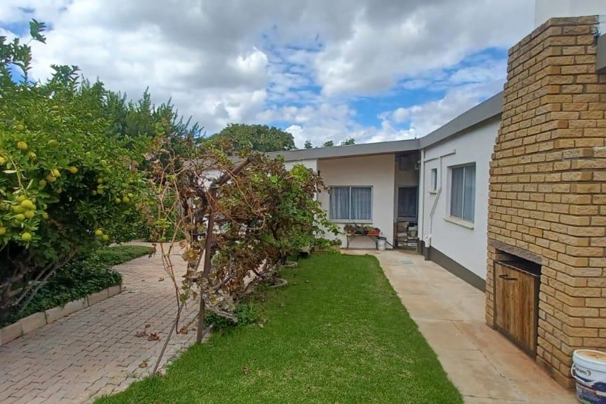 OLYMPIA - Versatile Family Home with Flat & Indoor Pool N$4 990 000 - Photo 5