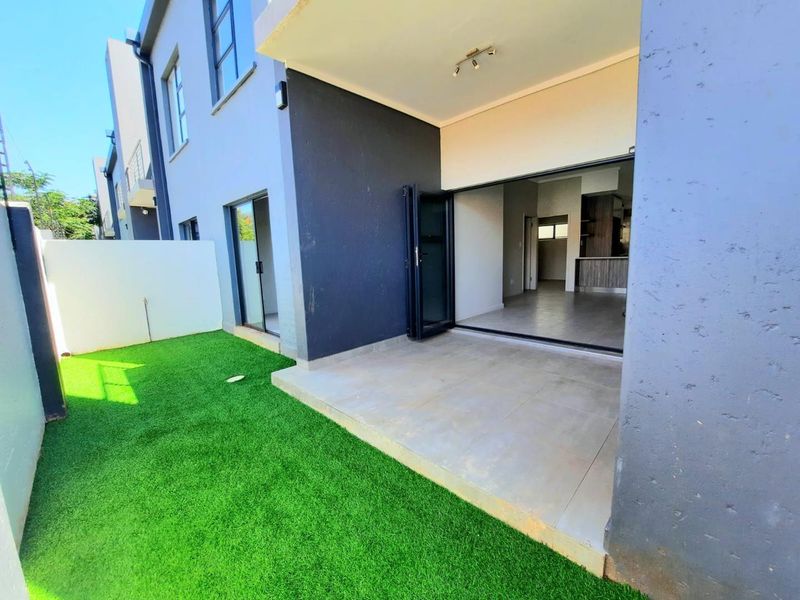 Pet-Friendly 2 Bedroom Home with Modern Kitchen & Yard - Photo 1