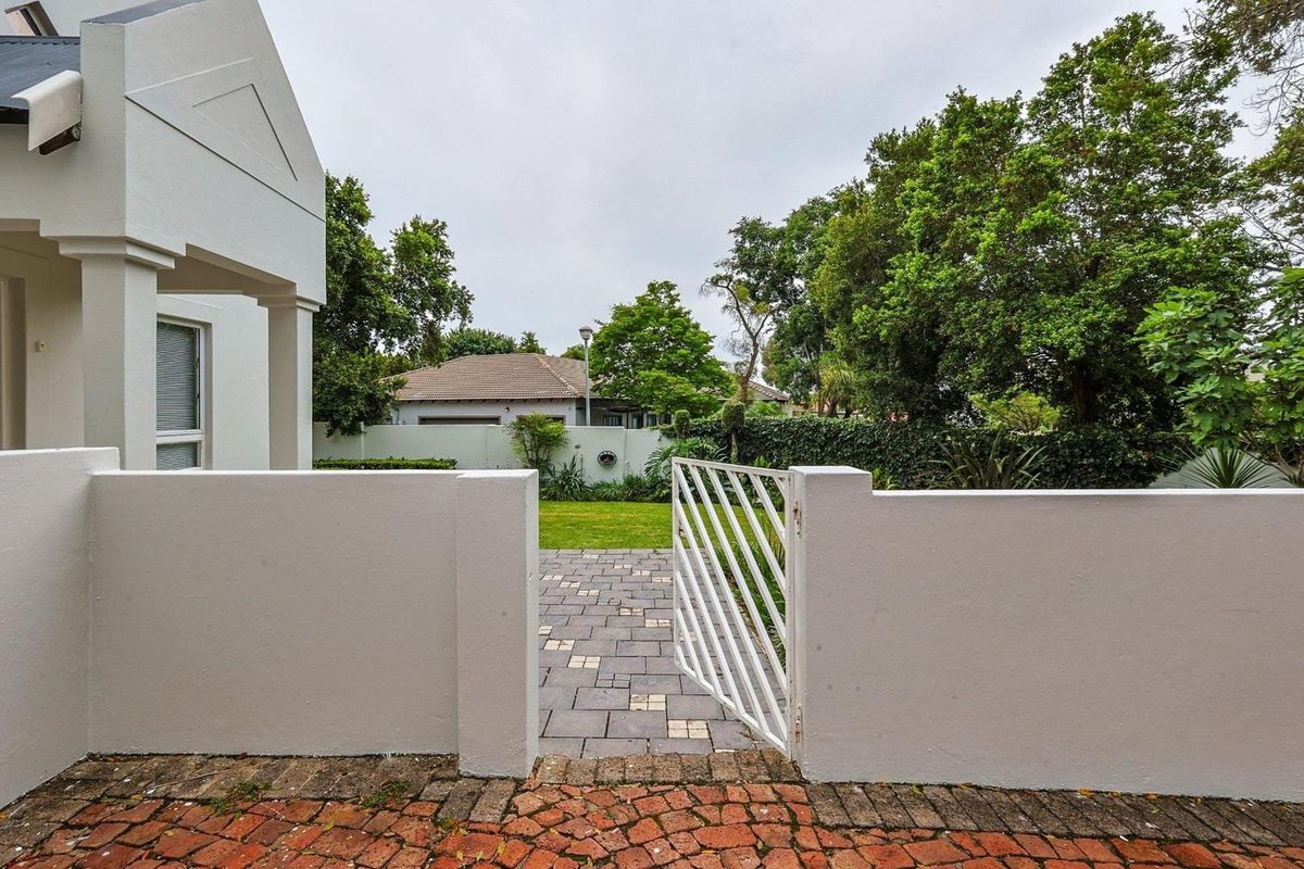 Elegant Furnished Family Home to Rent in Silver Lakes Golf Estate - Photo 3