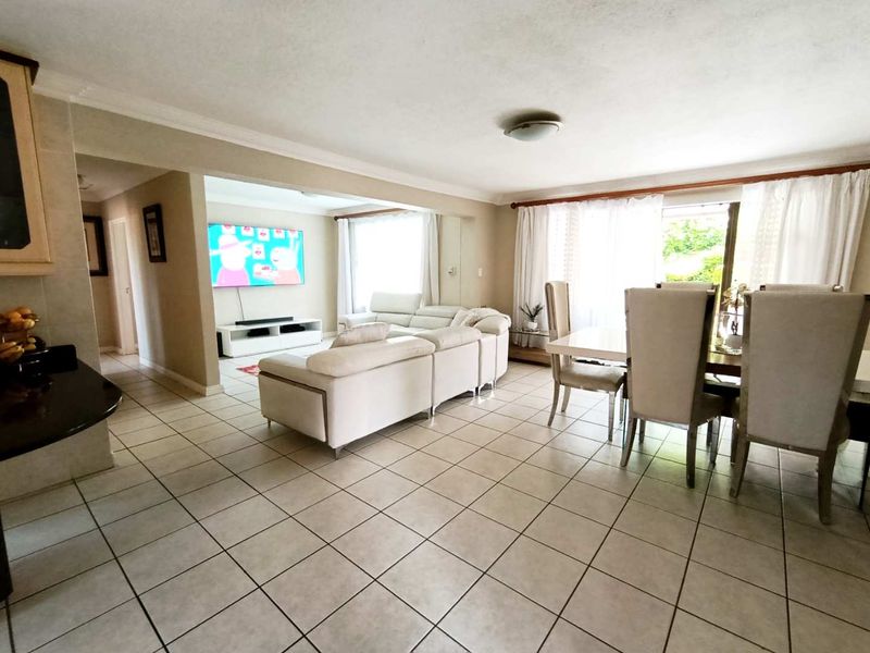 Magnificent three bedroom pet friendly family home - Photo 3