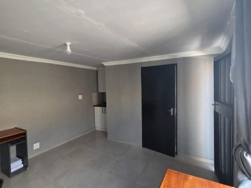 Bachelor to rent in Lotus Gardens - Photo 7