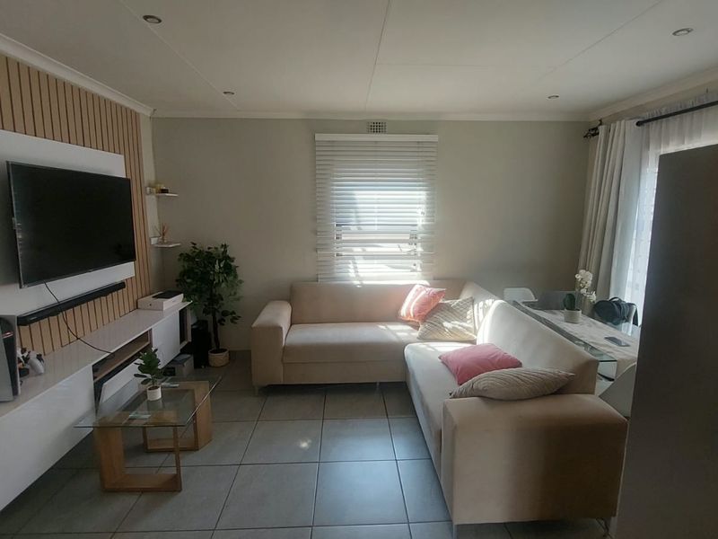 Modern Comfort: 2-Bedroom Home with Open-Plan Design! - Photo 5