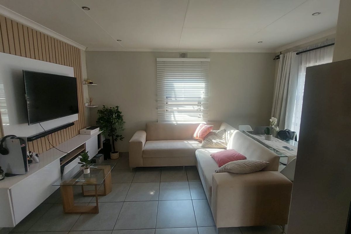 Modern Comfort: 2-Bedroom Home with Open-Plan Design! - Photo 5