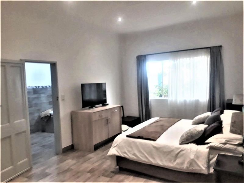 3 Bedroom House with 3 Flats for Sale - Outjo - Photo 9