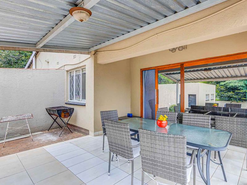 Spacious Family Home with Multiple Living Areas & Excellent Location in Kew - Photo 2