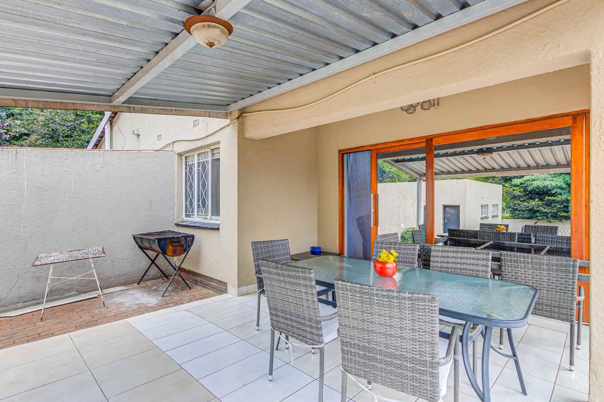 Spacious Family Home with Multiple Living Areas & Excellent Location in Kew - Photo 2