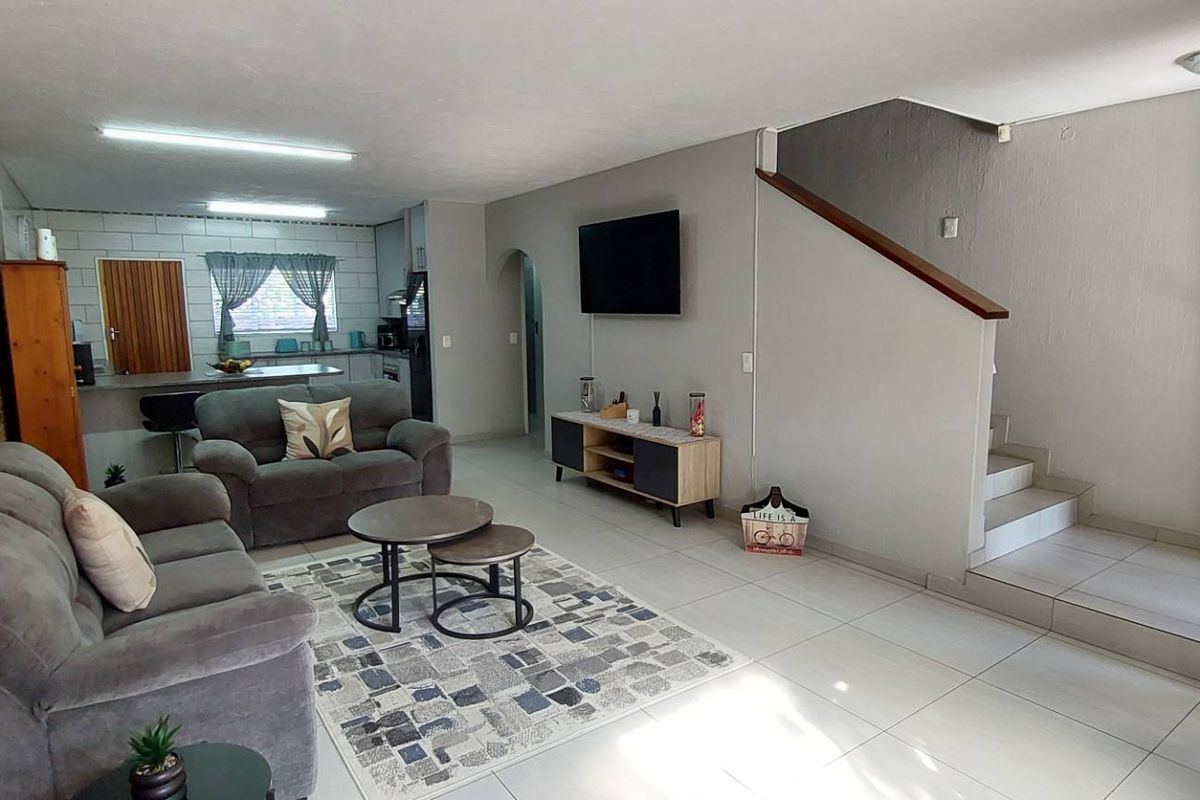 Modern Duplex with Patio & Pet Friendly Private Garden - Photo 2