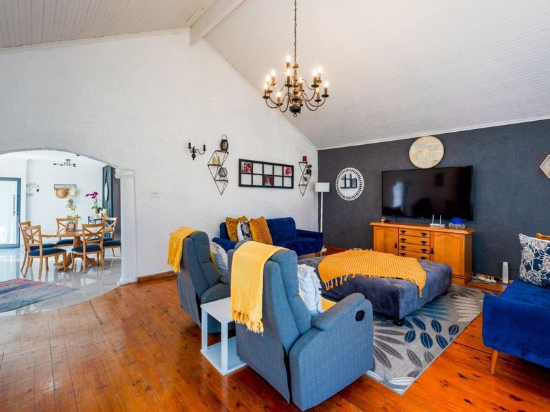 Duel living couldnt be more exciting than this gorgeous family home. - Photo 2