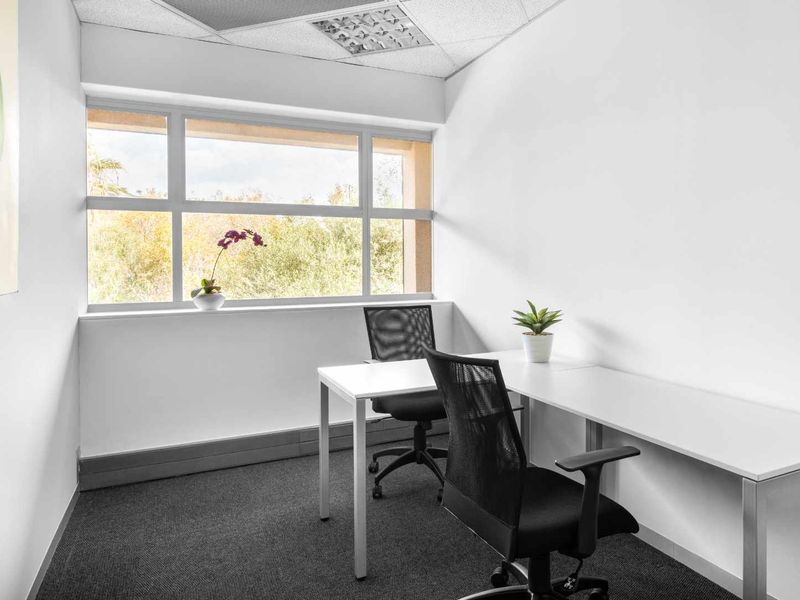 Private office space for 1 person in Regus Parktown - Photo 2