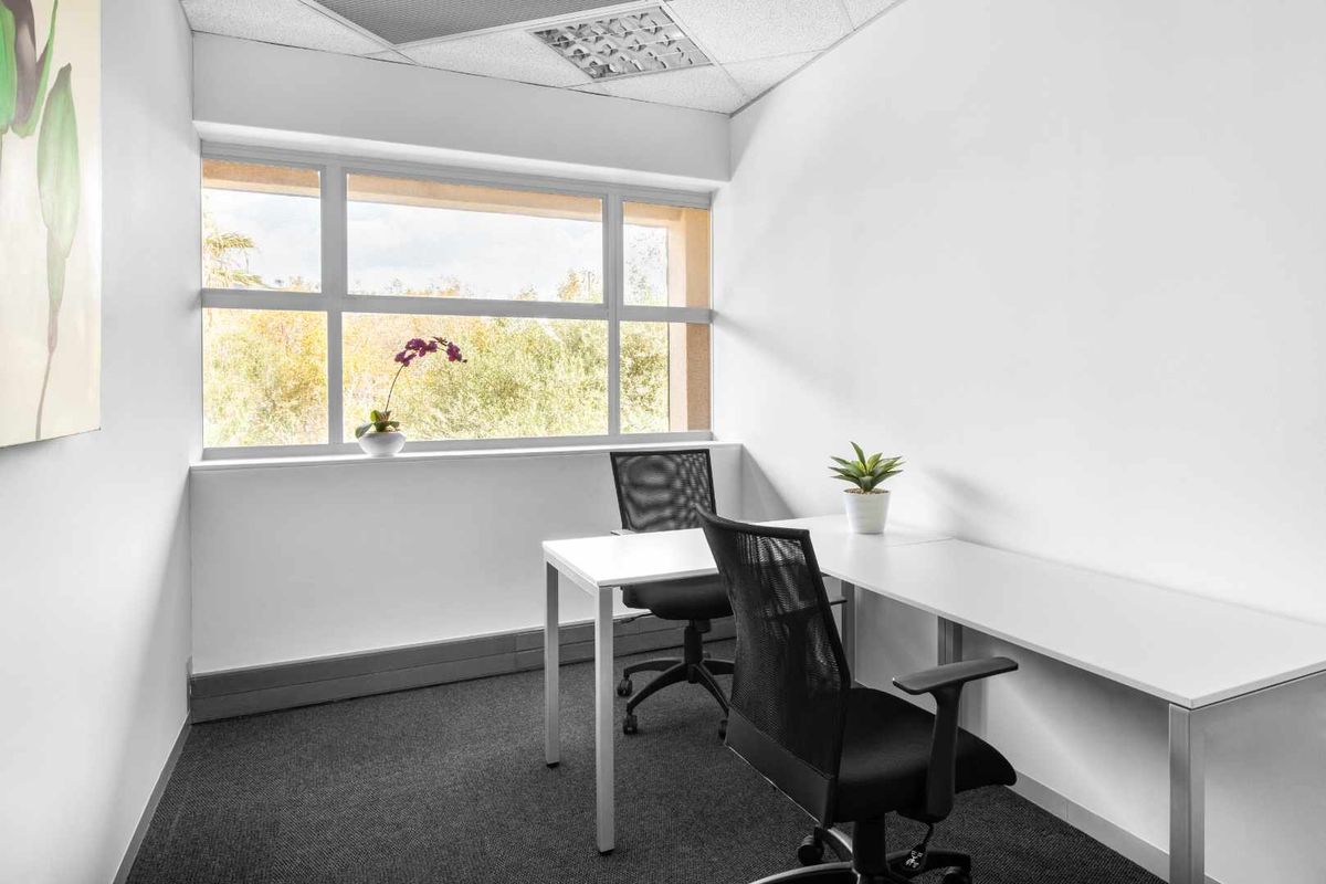 Private office space for 1 person in Regus Parktown - Photo 2