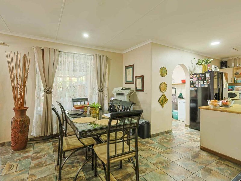 4 Bedroom Beauty For Sale in Waverley - Photo 8