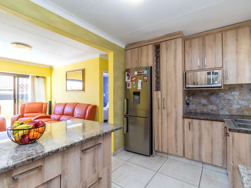 3 Bedroom, 2 bathroom House for Sale in Cosmo City - Photo 7