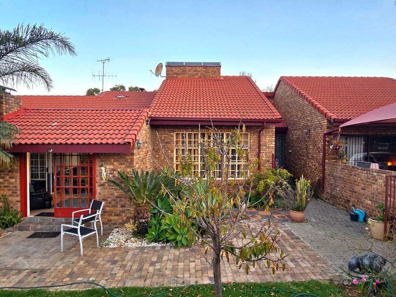 Versatile Family Haven with Flatlet & Business Rights - Photo 1