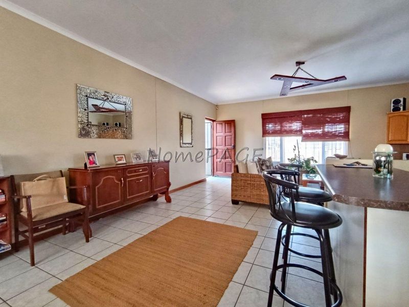Hermes, Walvis Bay:  Neat 4 bedr home with 1 bedr flat is for sale - Photo 5