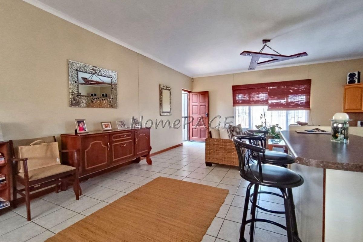 Hermes, Walvis Bay:  Neat 4 bedr home with 1 bedr flat is for sale - Photo 5