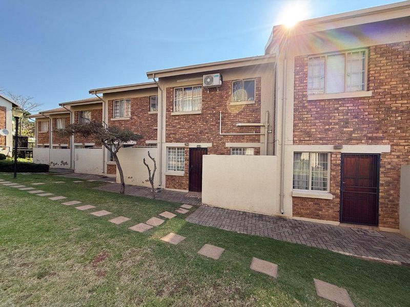 2-Bedroom Townhouse with Private Garden – Lock-Up Garage - Photo 2