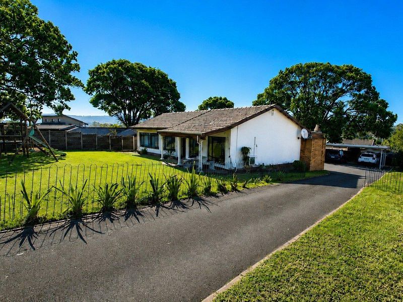 3 Bedroom Family Home with additional Flatlet & Cottage - Photo 2