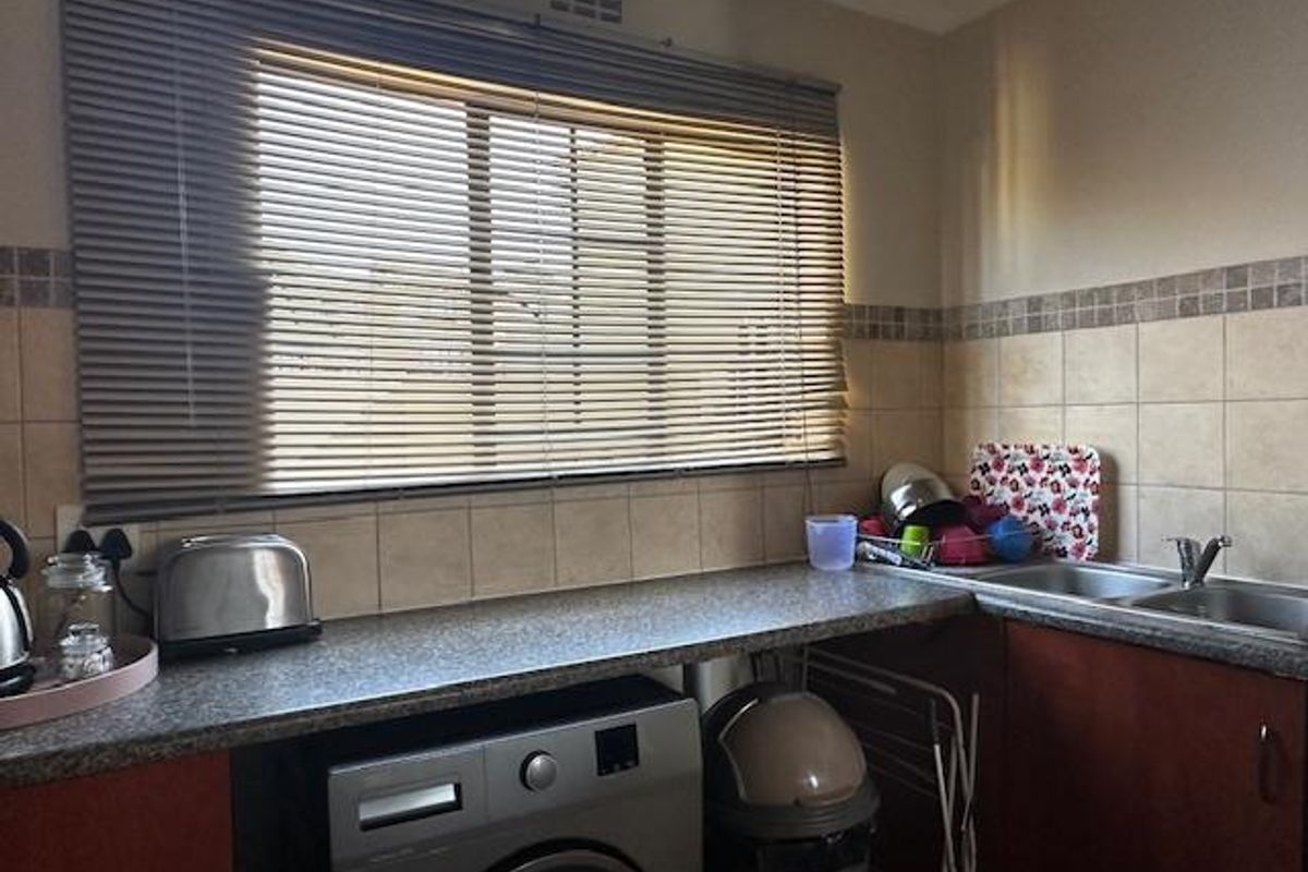 Townhouse in Hillside: Your Dream Home Awaits! - Photo 3