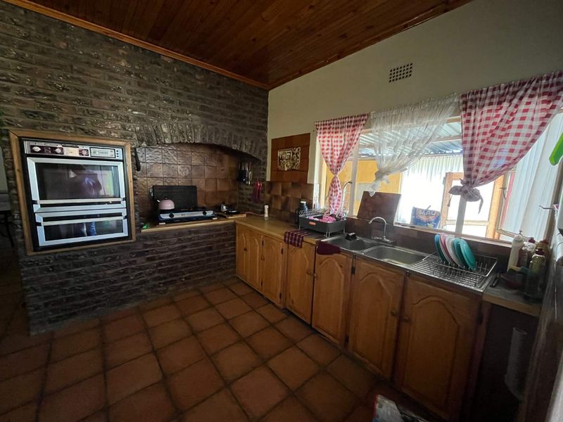 Small holding just outside Kakamas with lovely, spacious family home - Photo 4
