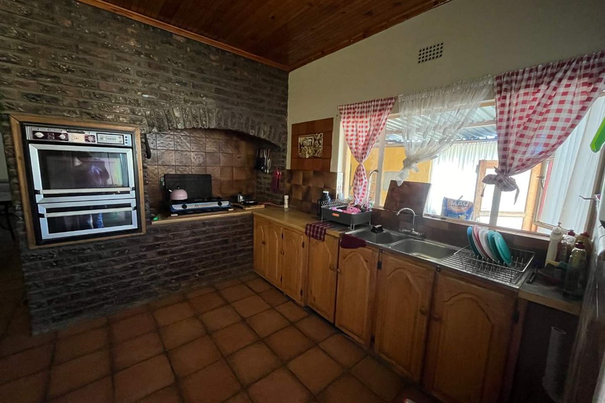 Small holding just outside Kakamas with lovely, spacious family home - Photo 4