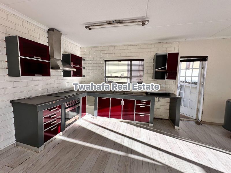 Spacious home - Photo 9