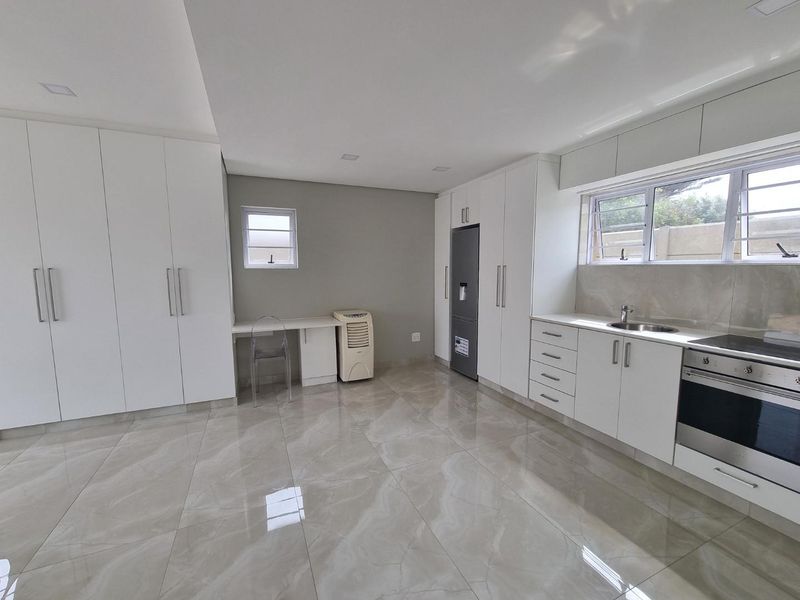 Comfortable Semi-Furnished Bachelor Flat in West Beach - Photo 2