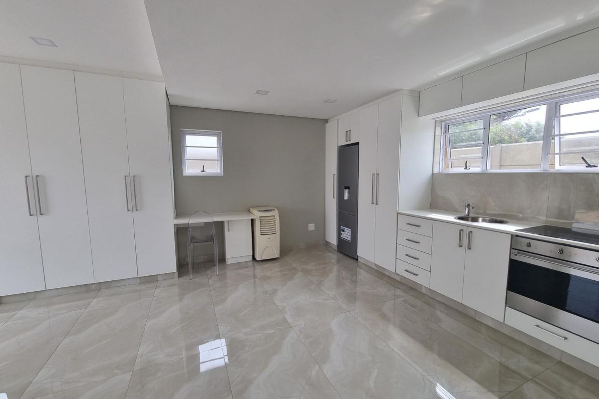 Comfortable Semi-Furnished Bachelor Flat in West Beach - Photo 2