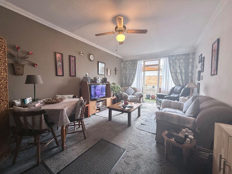 North Facing two bedroom apartment with single lock-up garage - Photo 8