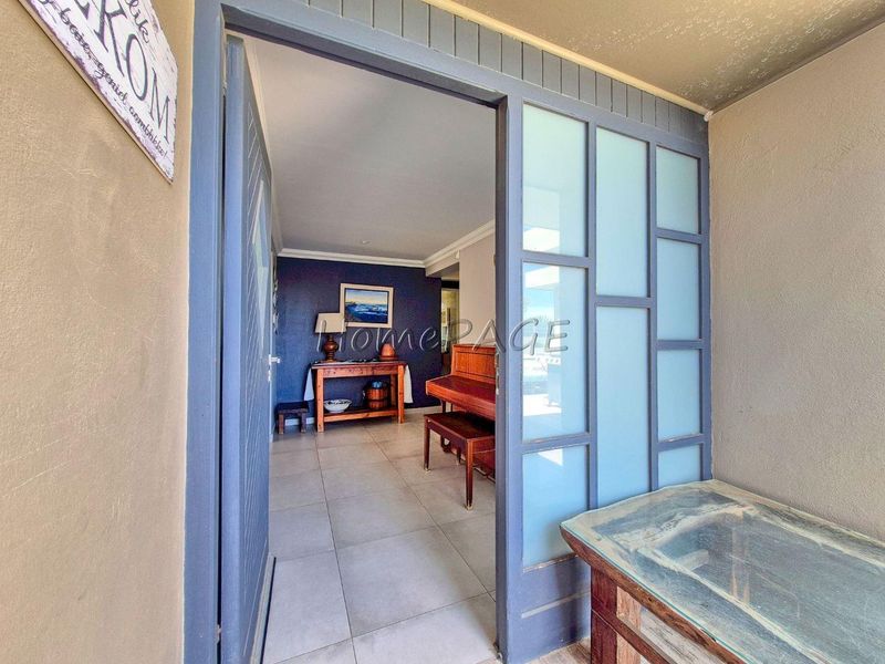 Meersig, Walvis Bay:  5 Bedr home with flat potential and pool is for Sale - Photo 4