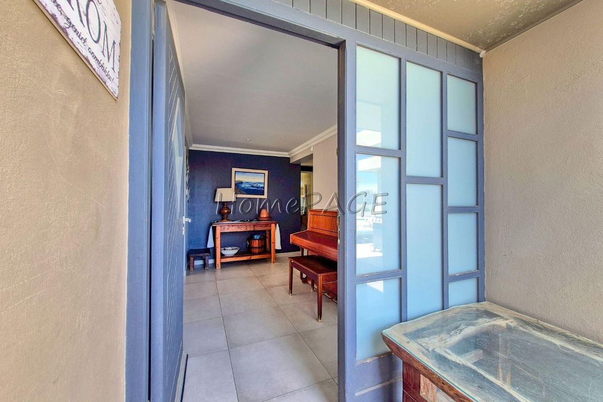 Meersig, Walvis Bay:  5 Bedr home with flat potential and pool is for Sale - Photo 4