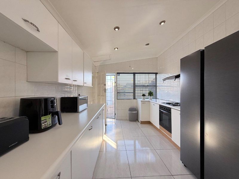 Beautiful Light-Filled Family Home on a Spacious Corner Stand - Photo 6