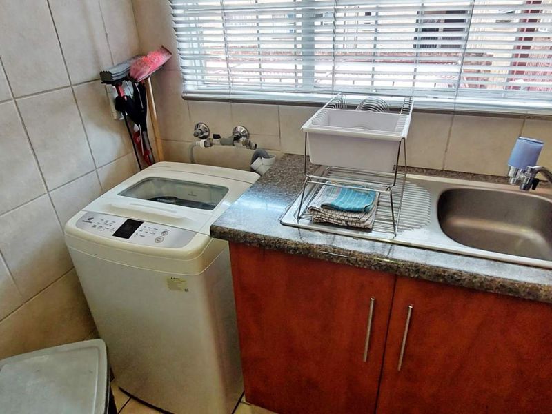 Pet Friendly 2 Bedroom Unit, in Town. - Photo 7