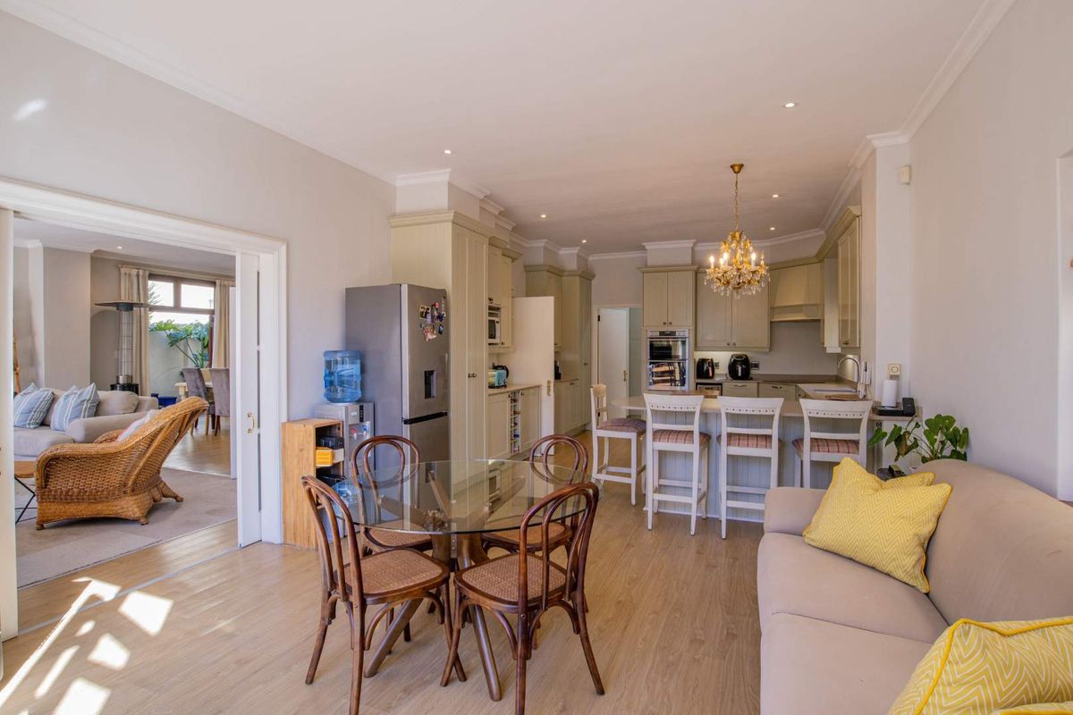 Beautifully Appointed 4 Bedroom Family Home - Photo 4