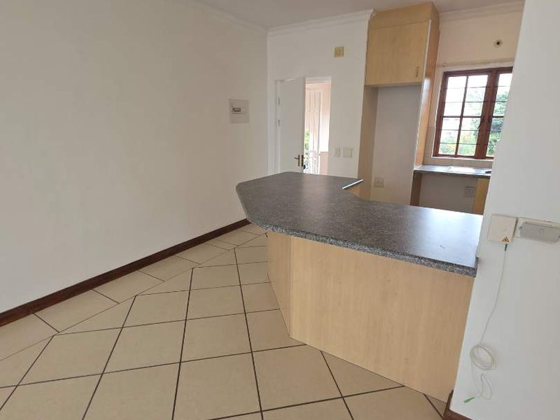 SPACIOUS 2 BED APARTMENT IN STUNNING COMPLEX - Photo 6