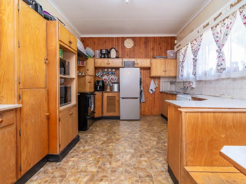 Spacious family Home with flatlet in tranquil Wilro Park - Photo 9