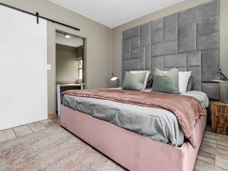 ELEGANTLY DESIGNED UNIT IN A PRIME LOCATION WITH TGE ADDED BENEFIT OF A DOUBLE GARAGE ! - Photo 10