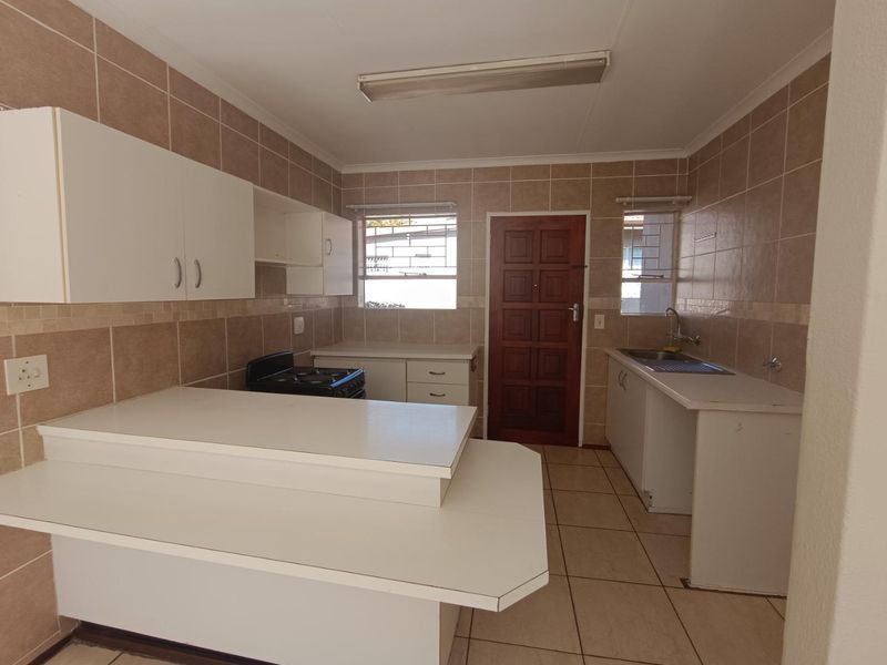 Pet-Friendly 2-Bed Townhouse with Garden Retreat - Photo 5