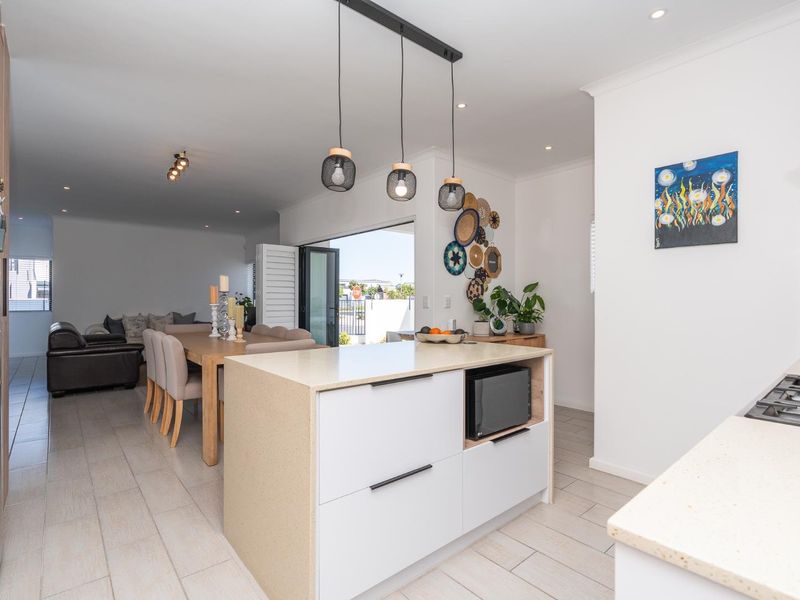 Easy living with seamless indoor-outdoor flow - Photo 3