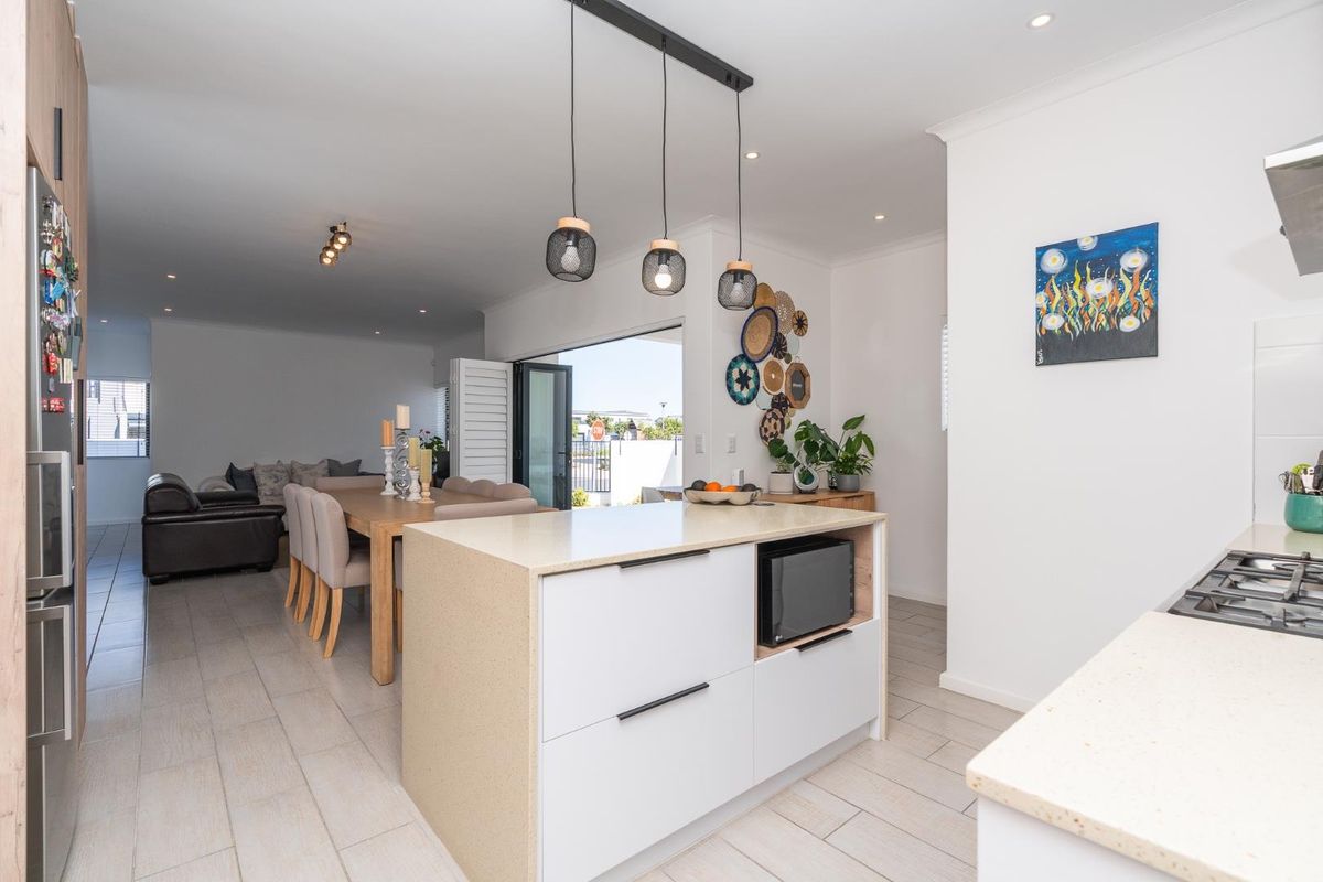 Easy living with seamless indoor-outdoor flow - Photo 3