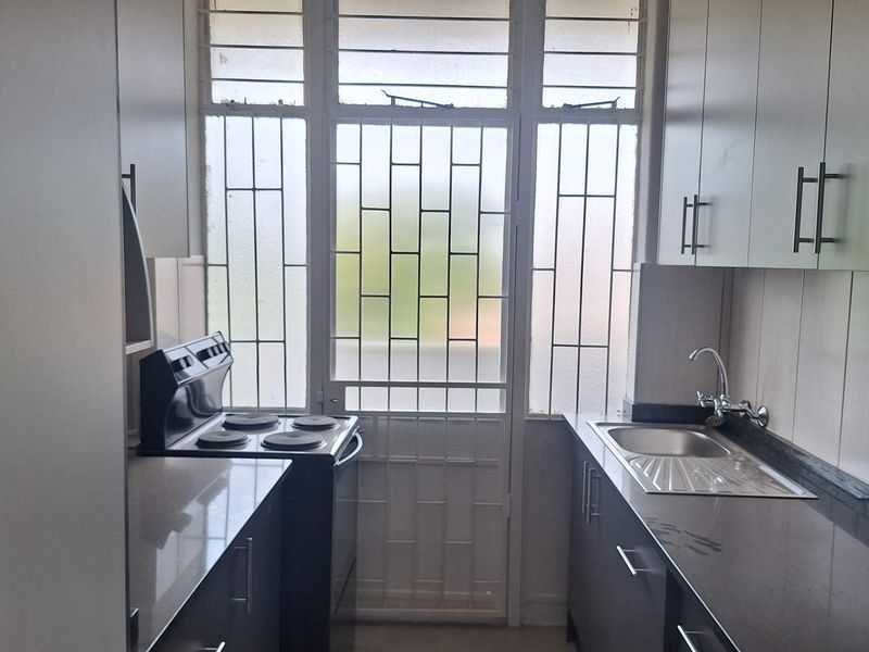 Spacious, newly renovated 2 bedroom apartment in Roodepoort - Photo 5