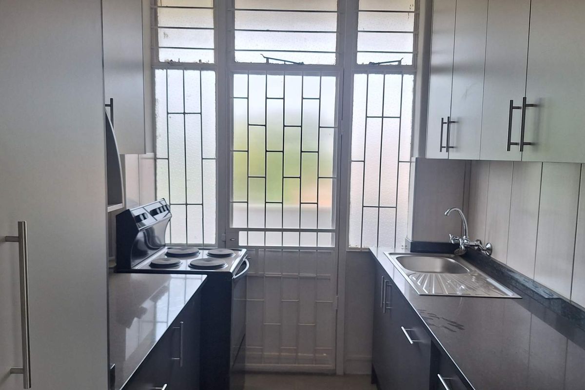 Spacious, newly renovated 2 bedroom apartment in Roodepoort - Photo 5